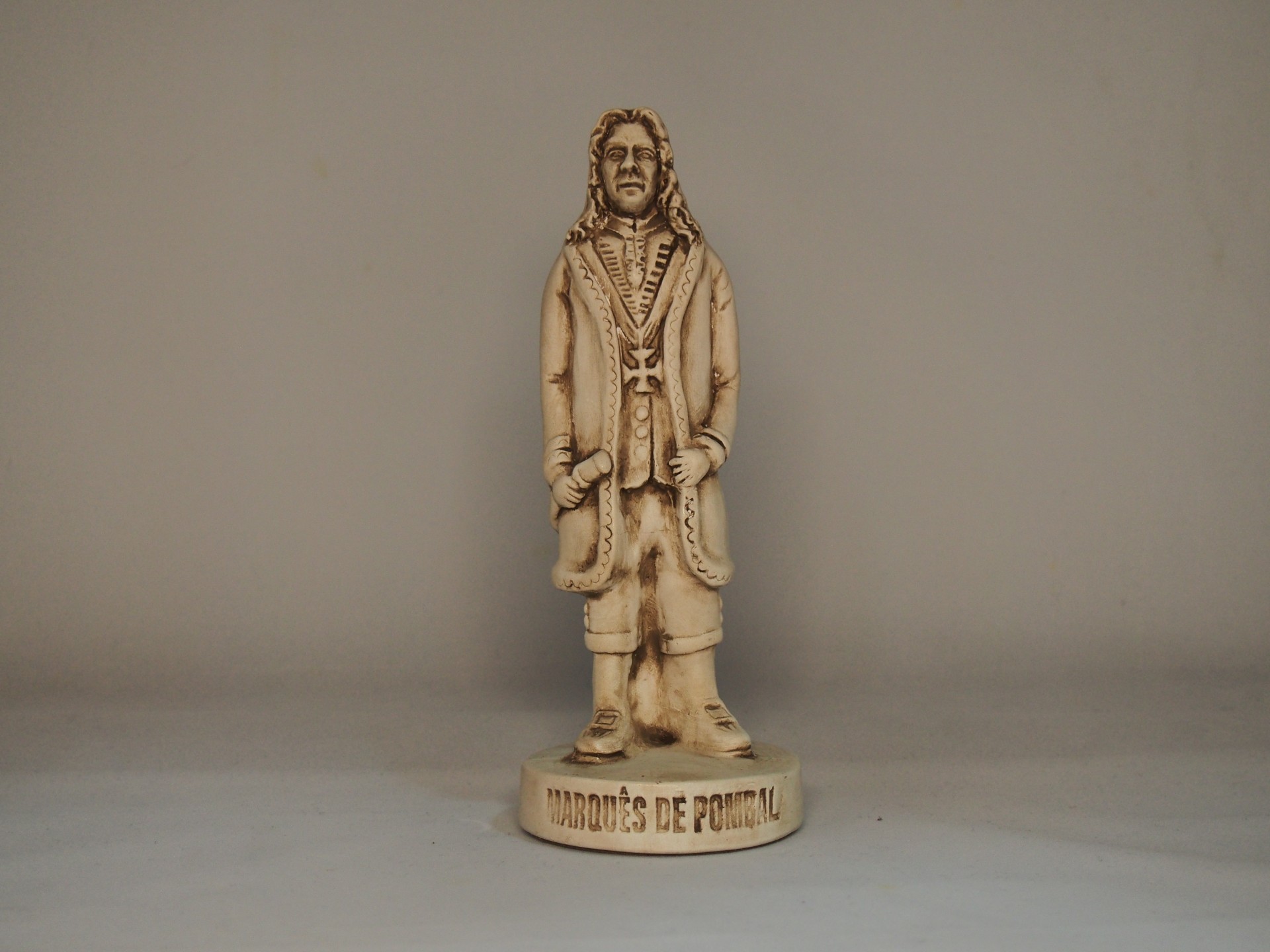Estátua decorativa de Marquês de Pombal em resina creme