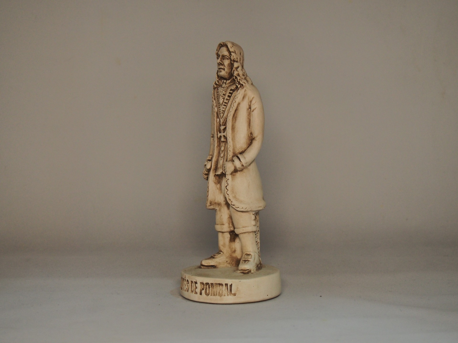 Estátua creme de D. José Fontana em base redonda com texto