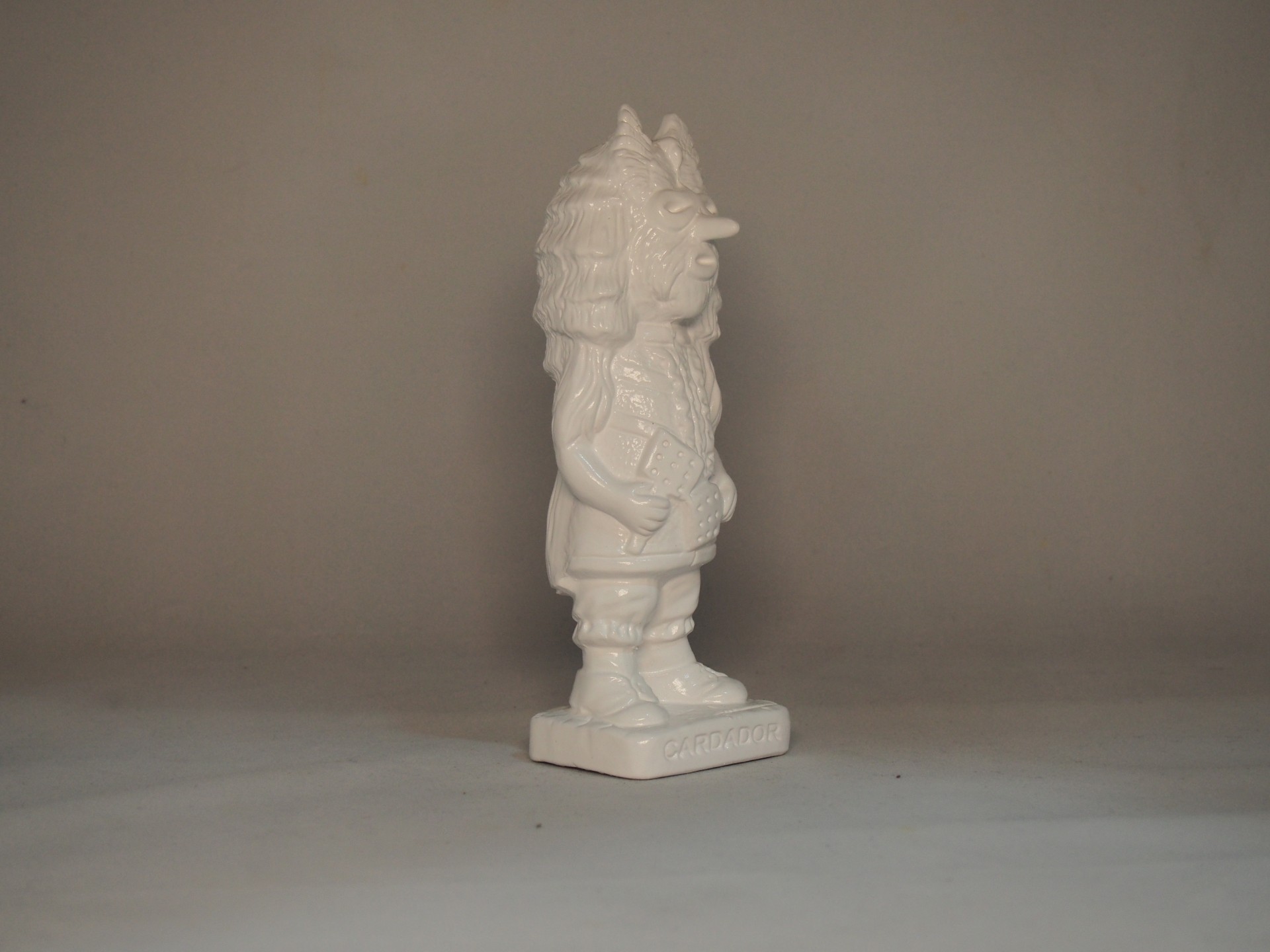 Estátua branca de soldado em cerâmica ou plástico sobre base retangular