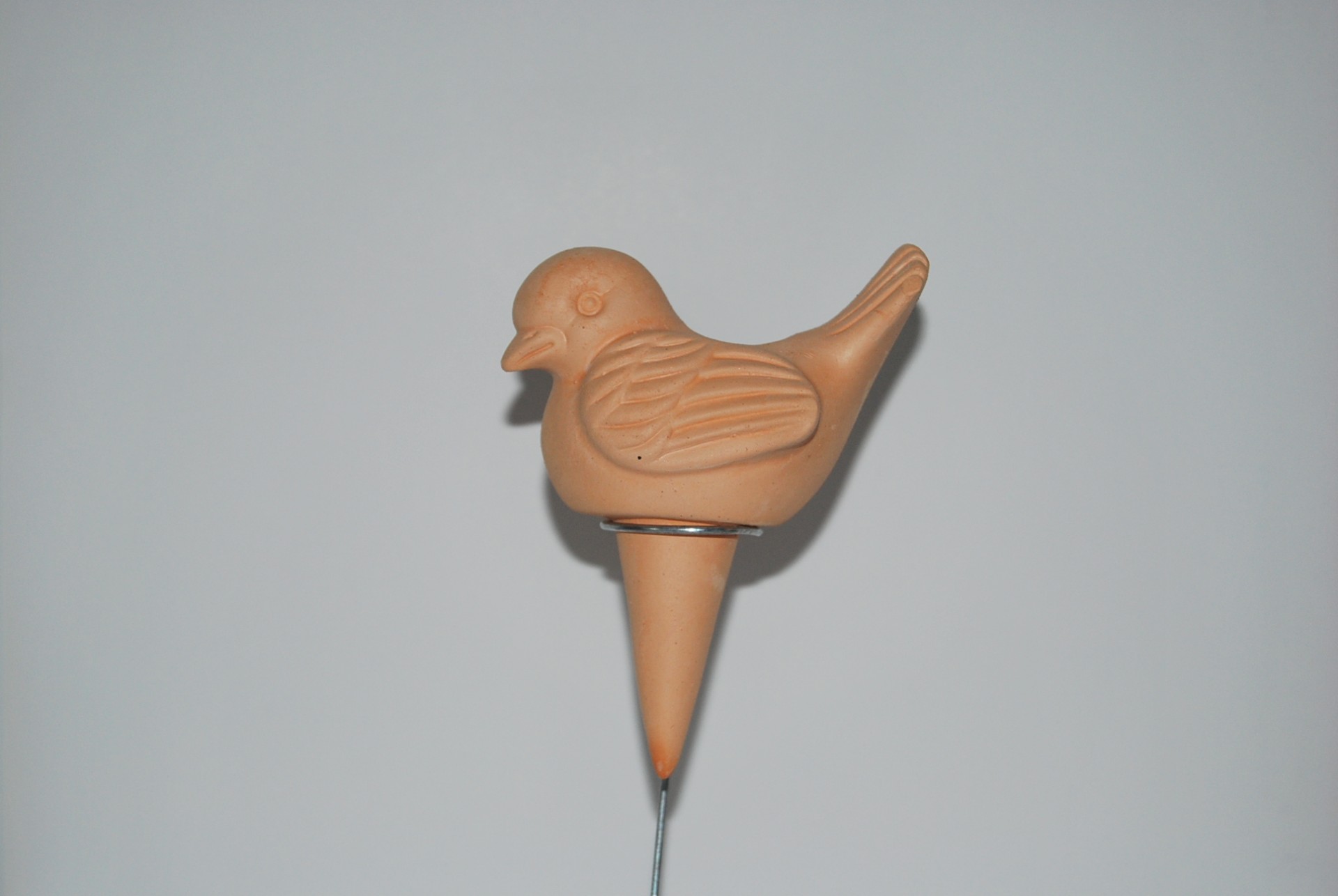 Pássaro decorativo cerâmico castanho com base cónica