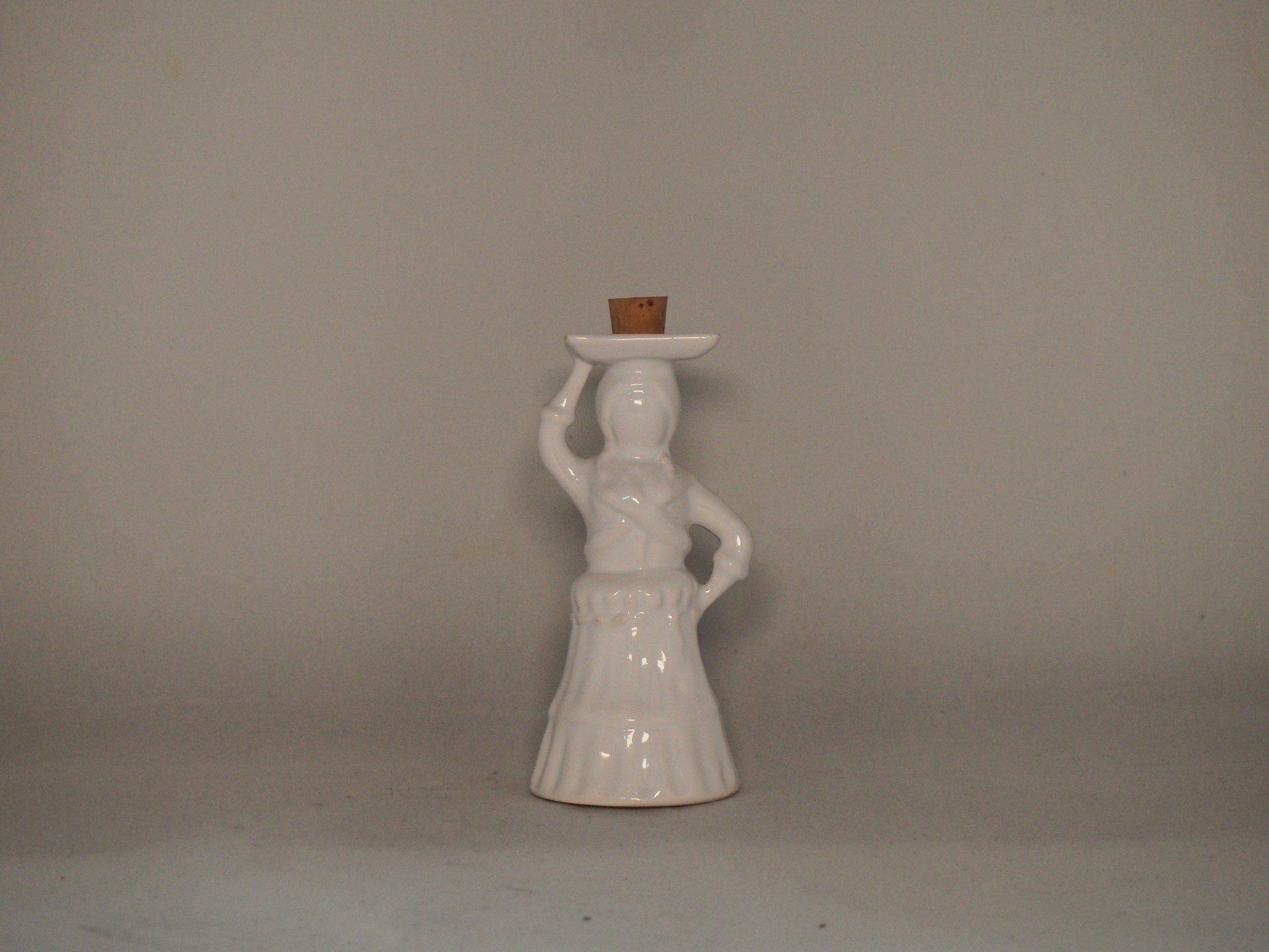 Estatueta decorativa branca em cerâmica de figura feminina