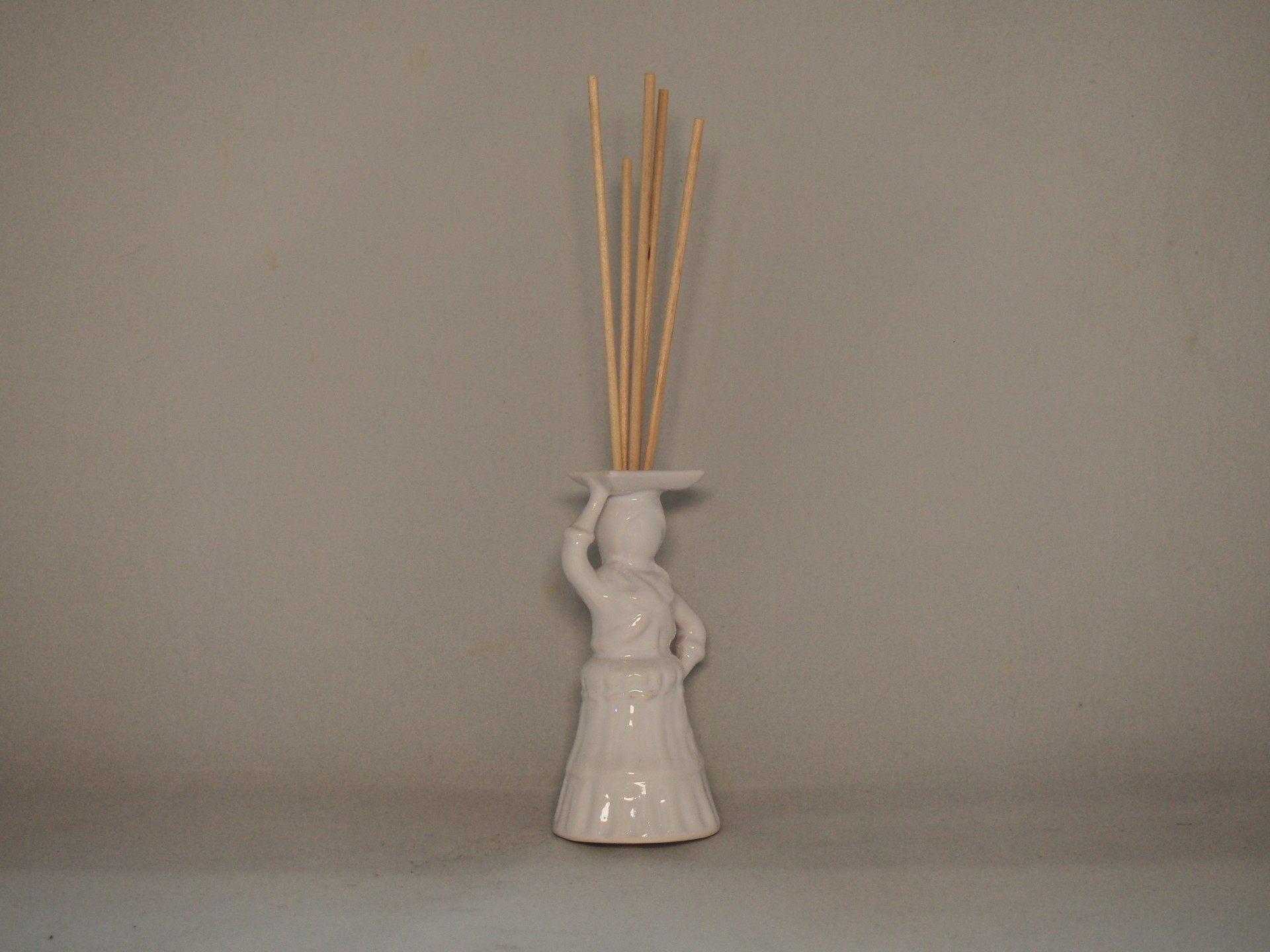 Difusor de ambiente branco em cerâmica com varetas de madeira