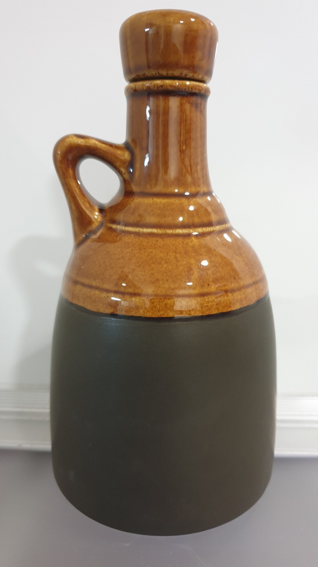 Garrafa de cerâmica bicolor com tampa e pega