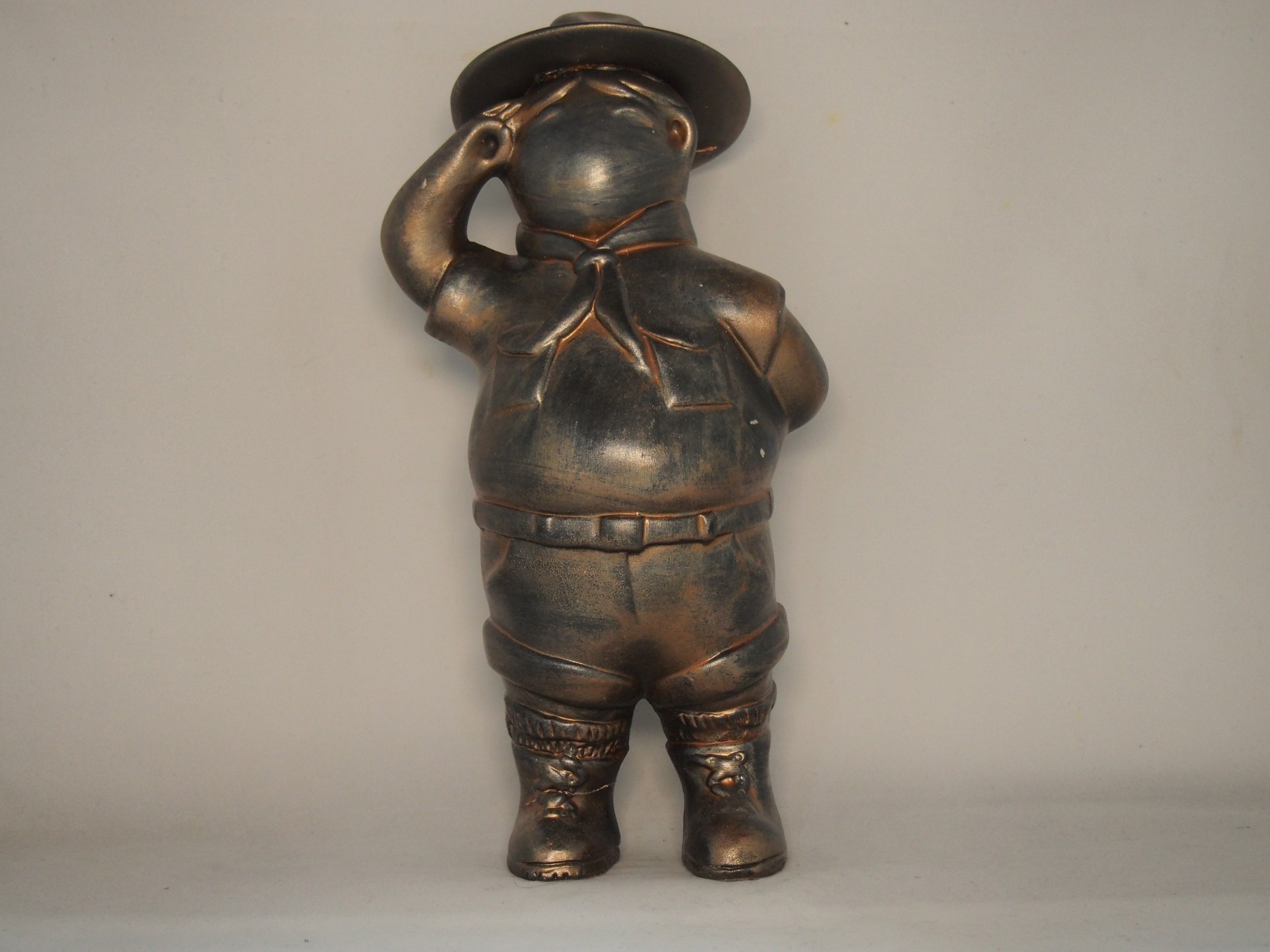 Estátua decorativa bronze figura humana com chapéu e lenço