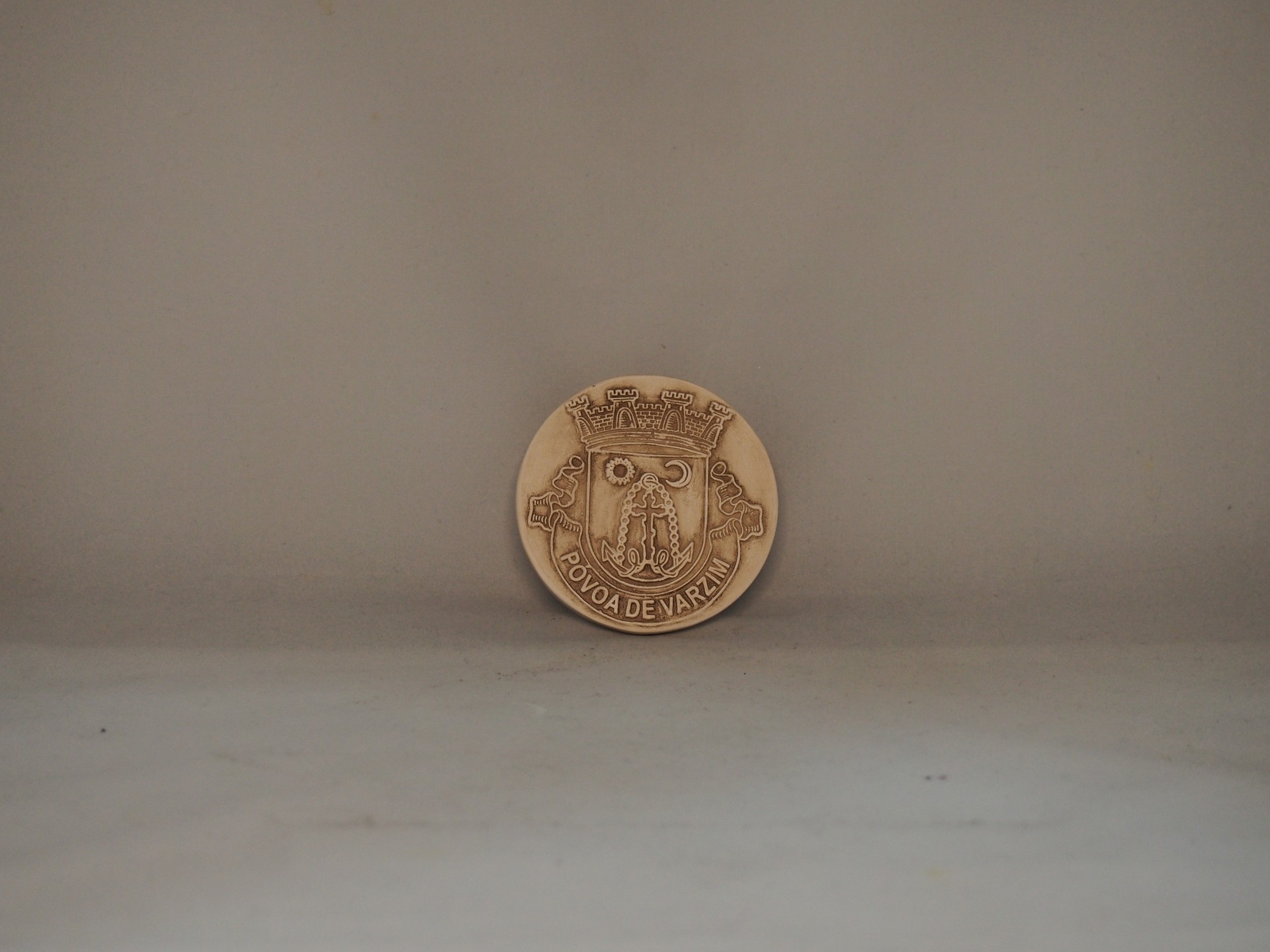 Moeda dourada com escudo heráldico e texto 'DIOVO DE VARELA'