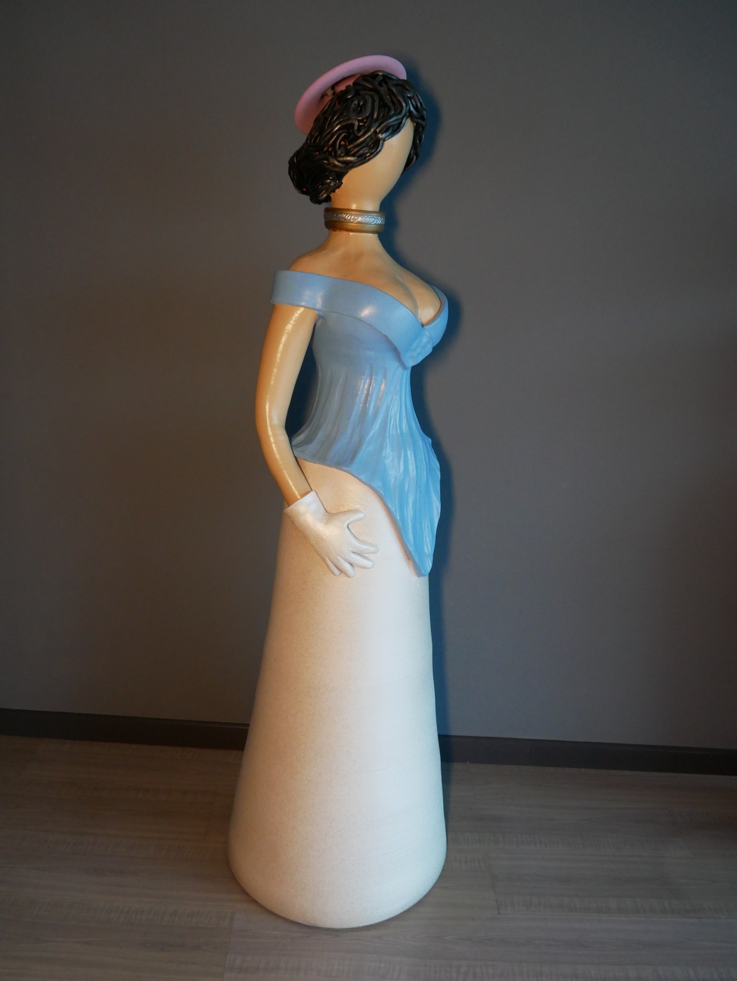 Estátua feminina em cerâmica com vestido azul, saia branca, chapéu rosa e luvas brancas