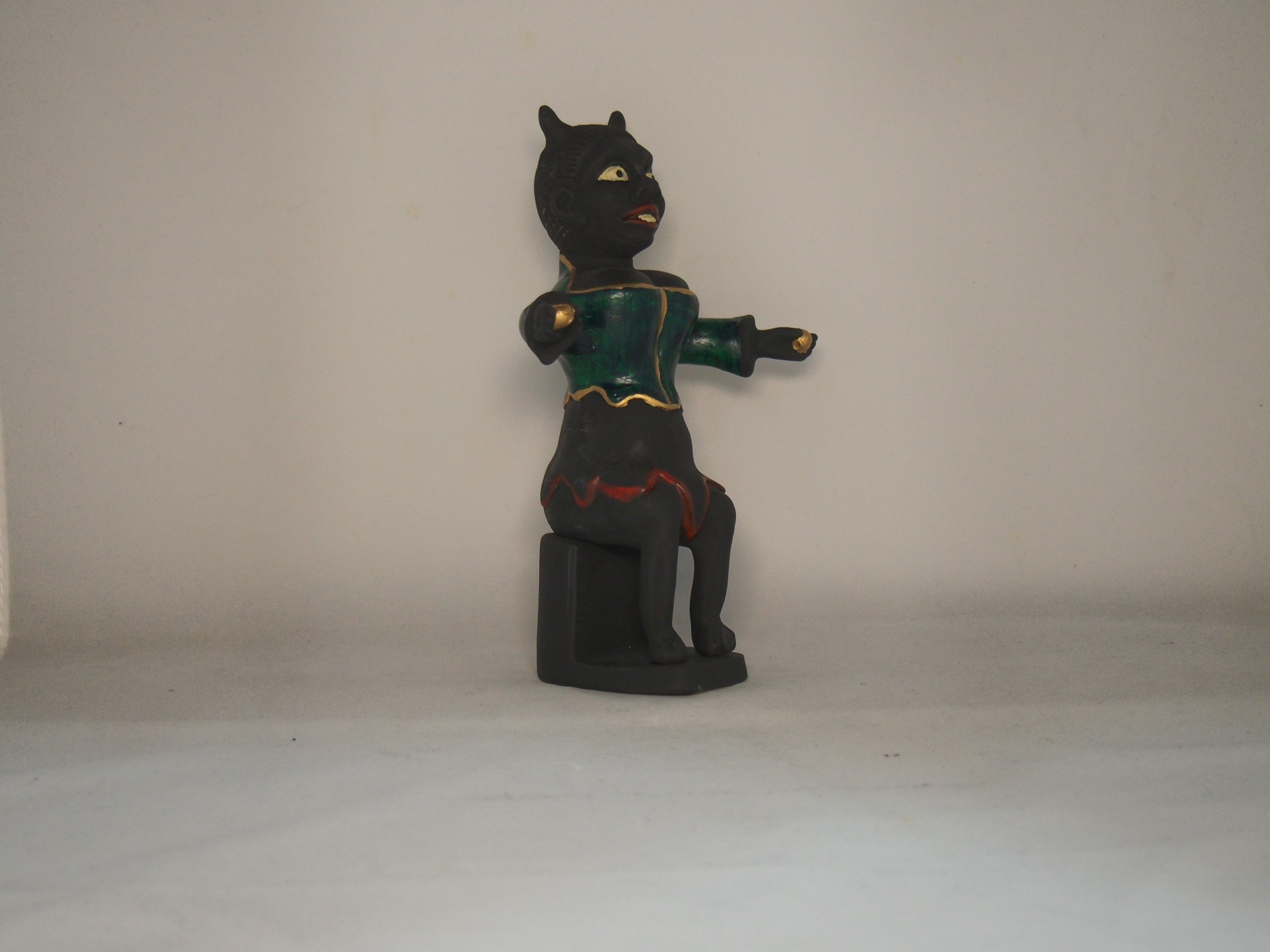 estatueta de madeira pintada com figura antropomórfica de gato sentada