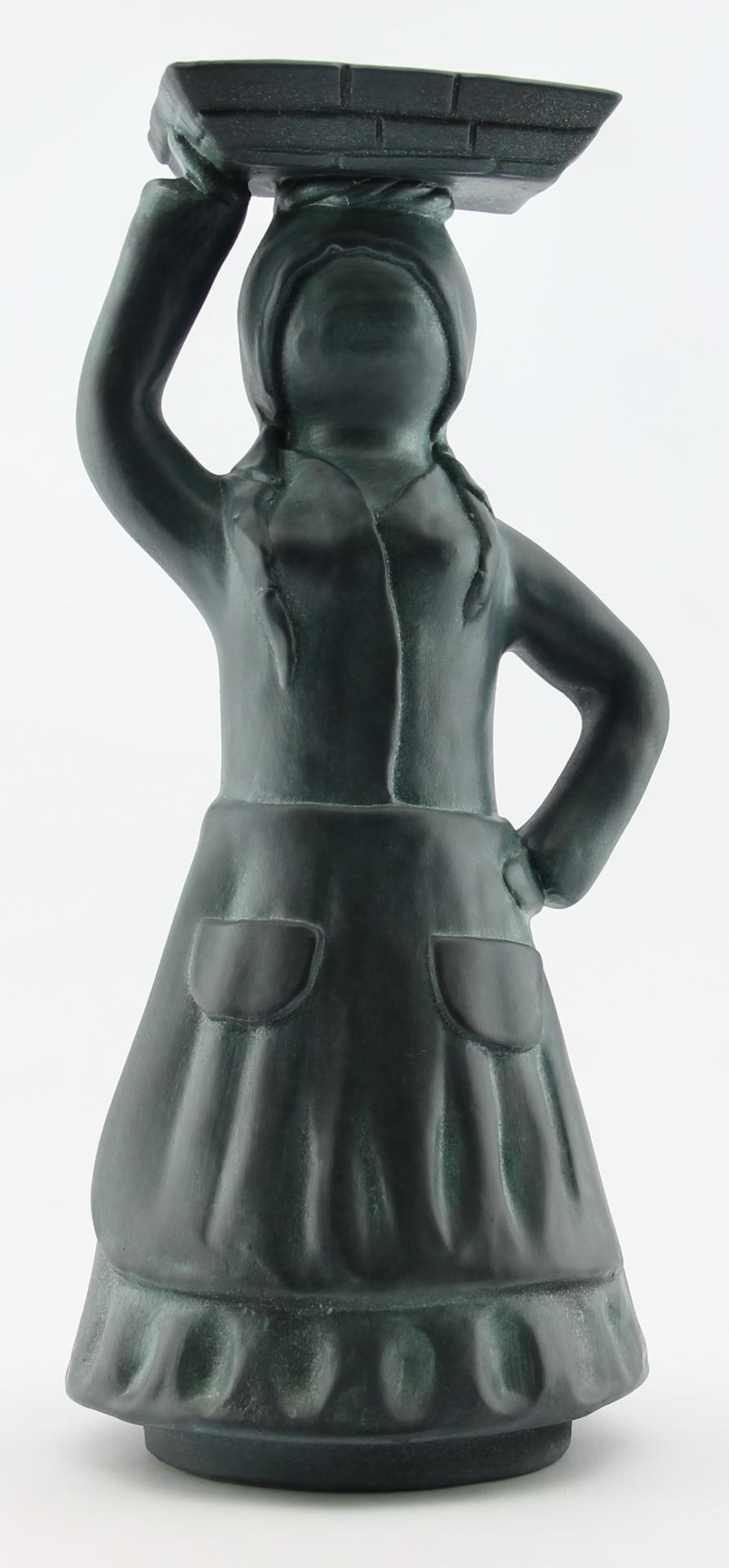 Estatueta preta de mulher a segurar objeto sobre a cabeça