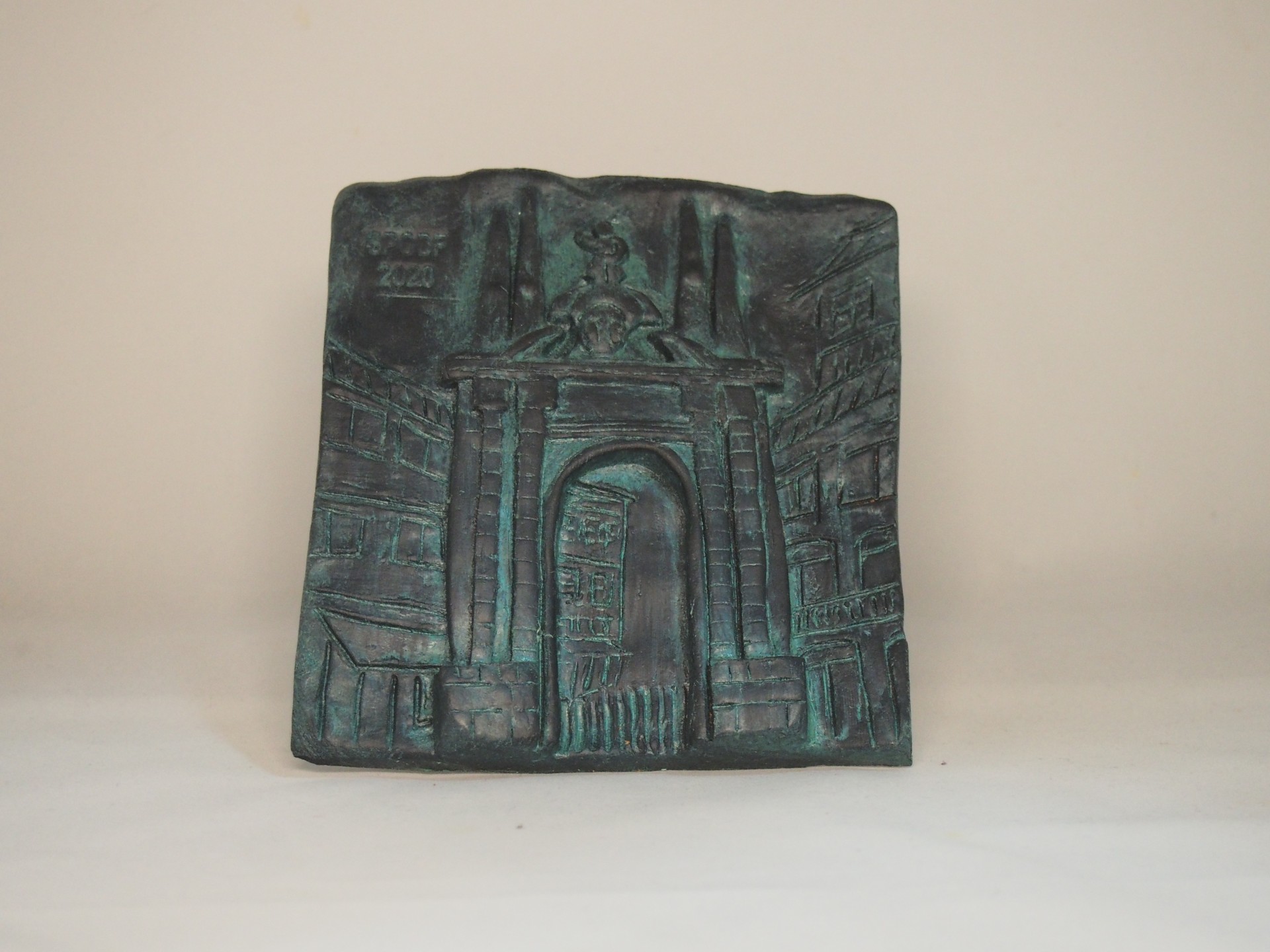 Escultura em bronze verde com figura arquitetônica