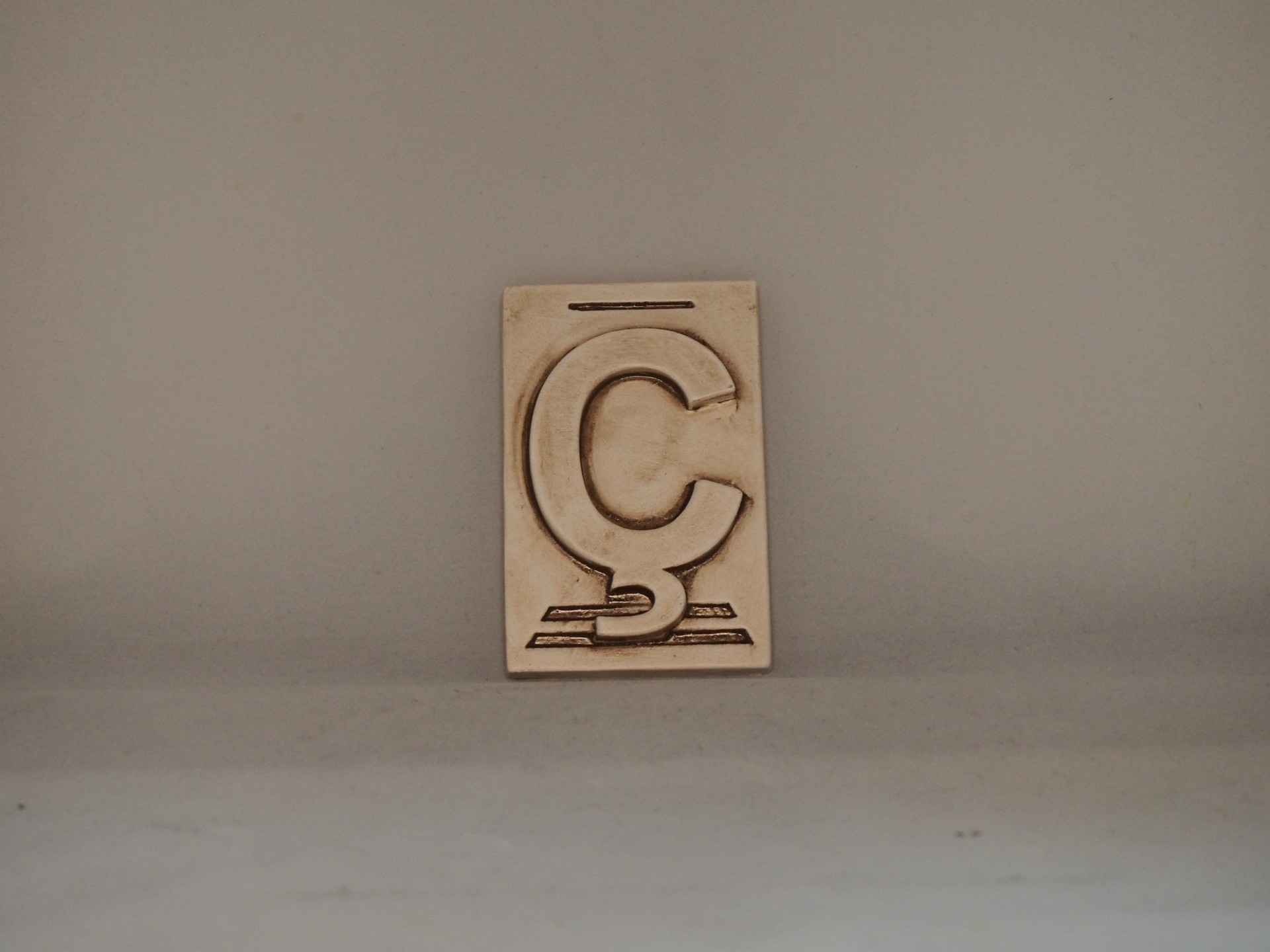 Placa de madeira com símbolo de copyright em relevo