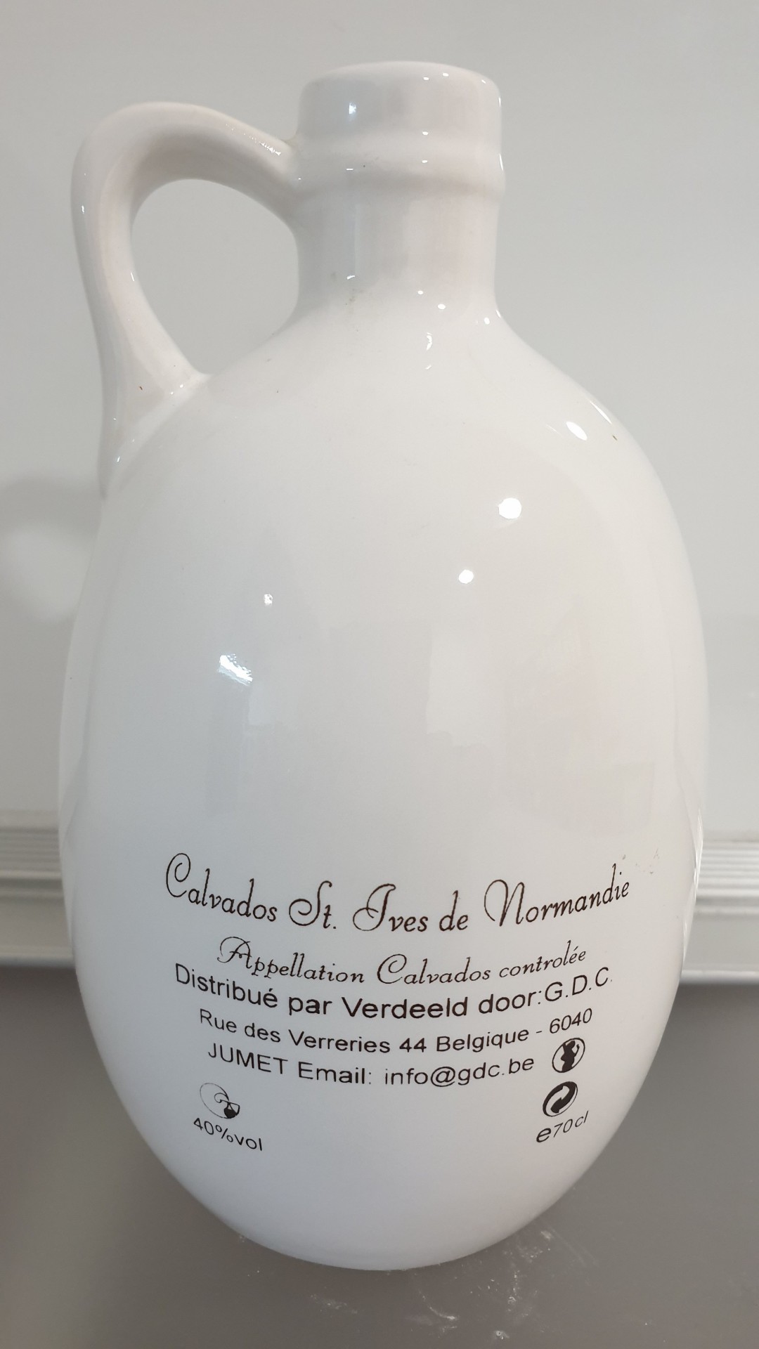 Garrafa branca de cerâmica com texto impresso preto