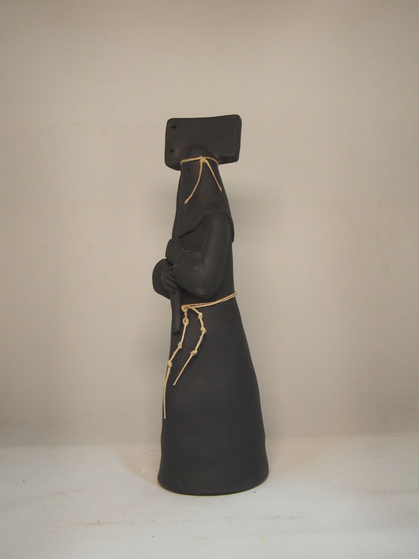 Estátua de cerâmica de monge com capuz preto e corda bege