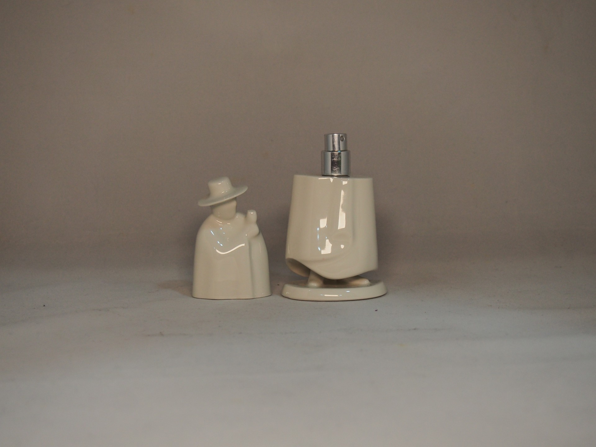 Dispensador de sabonete líquido em cerâmica bege com tampa decorativa em forma de figura humana