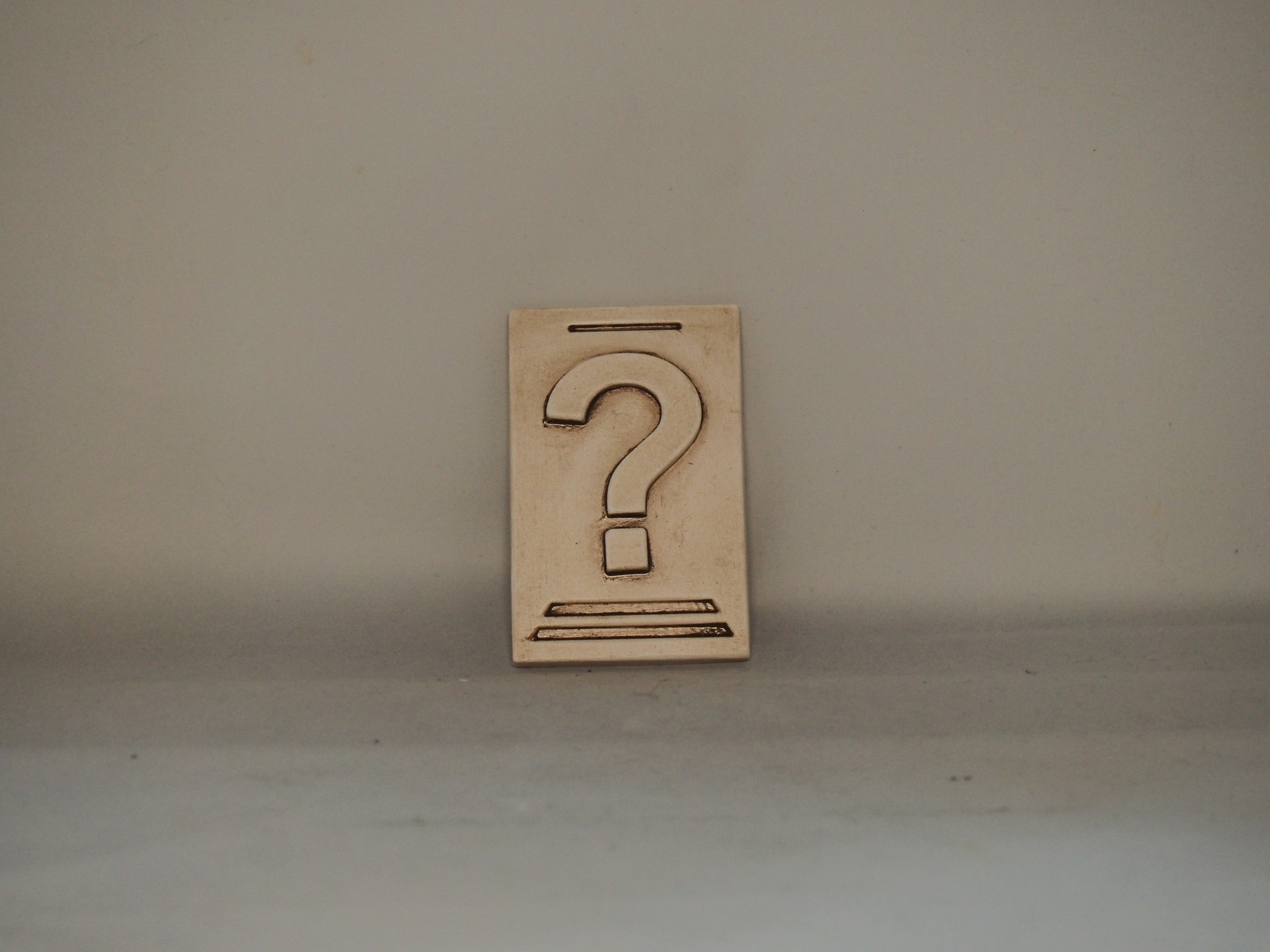 Placa de madeira com ponto de interrogação recortado