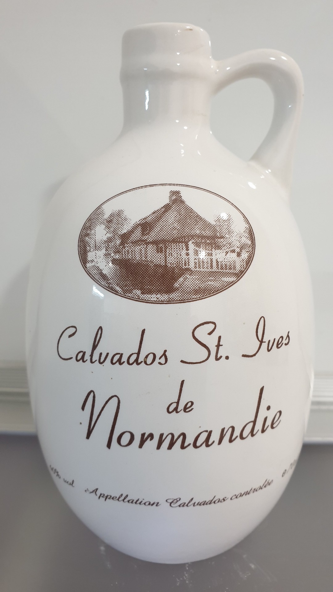Garrafão cerâmico branco com alça e texto Calvados St. Ives de Normandie