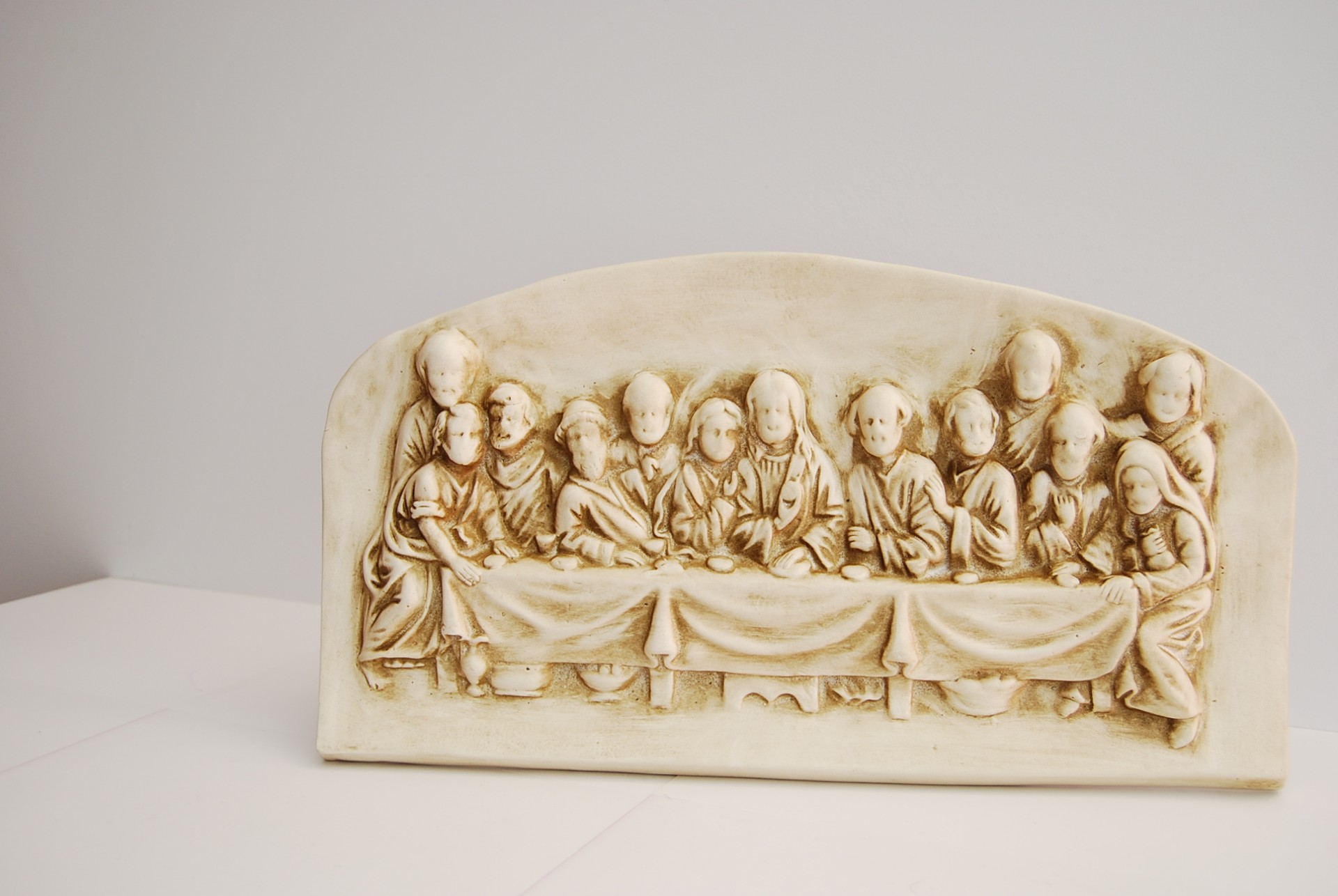 Escultura em resina creme representando a Última Ceia