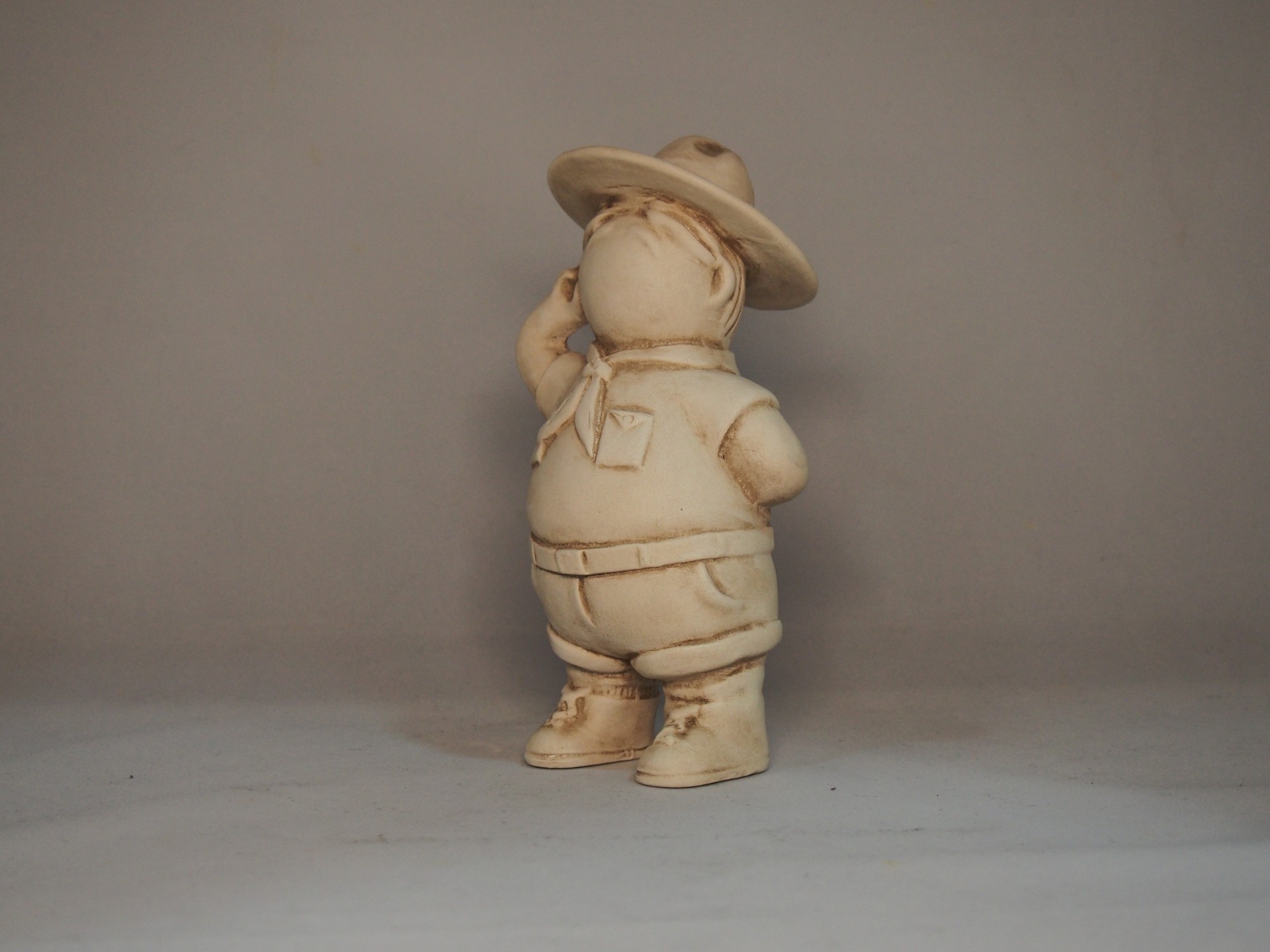 Estátua decorativa de criança com chapéu e roupa campestre