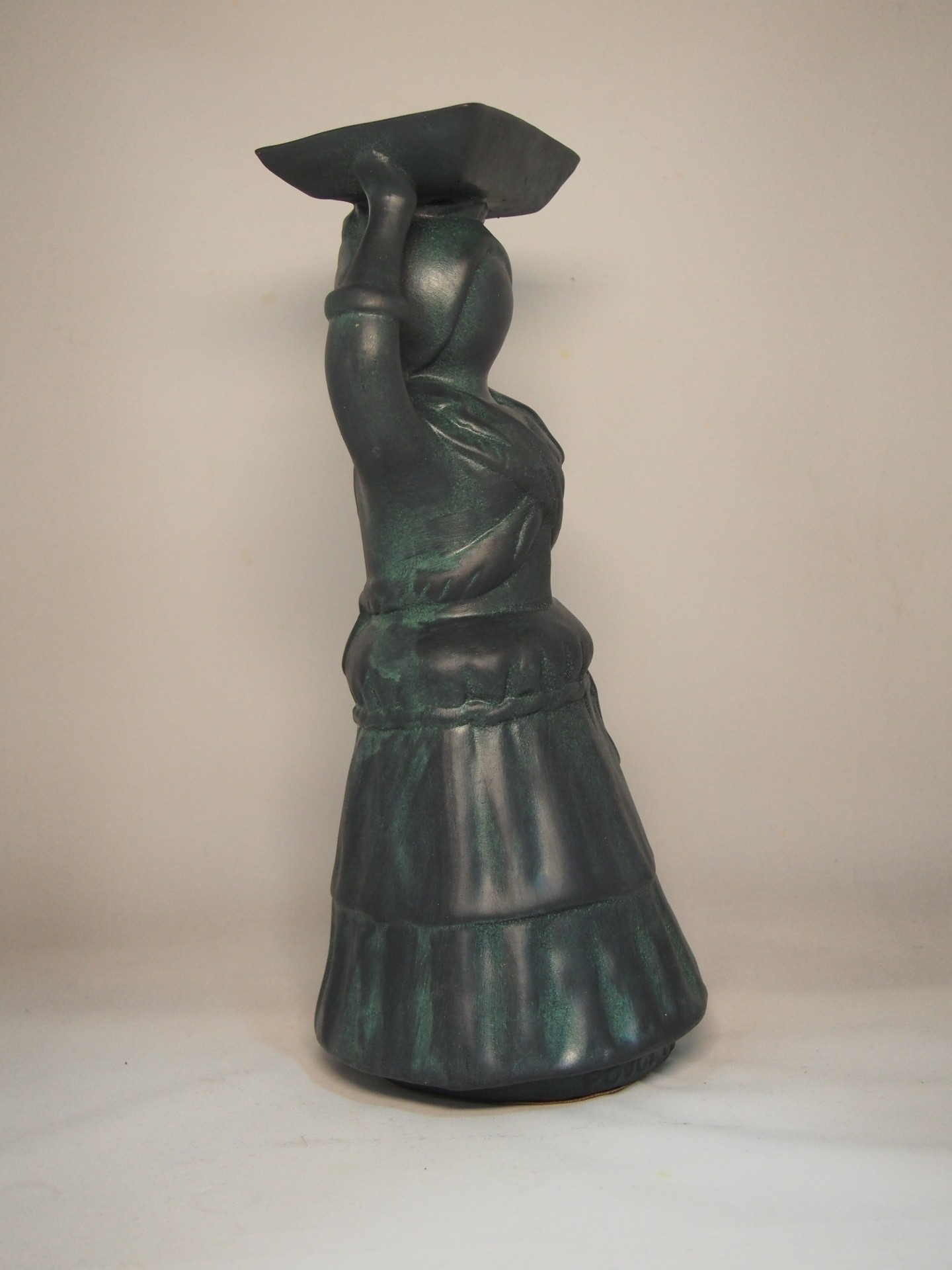 Estátua decorativa de figura humana feminina em cerâmica verde escuro