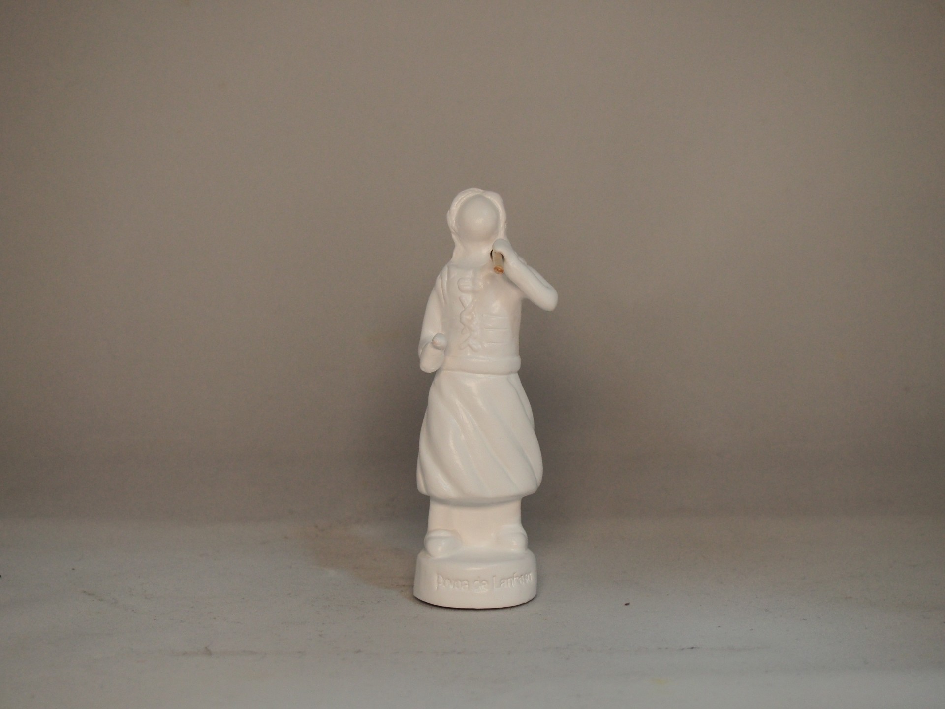 Figura decorativa branca de pessoa com saia e casaco