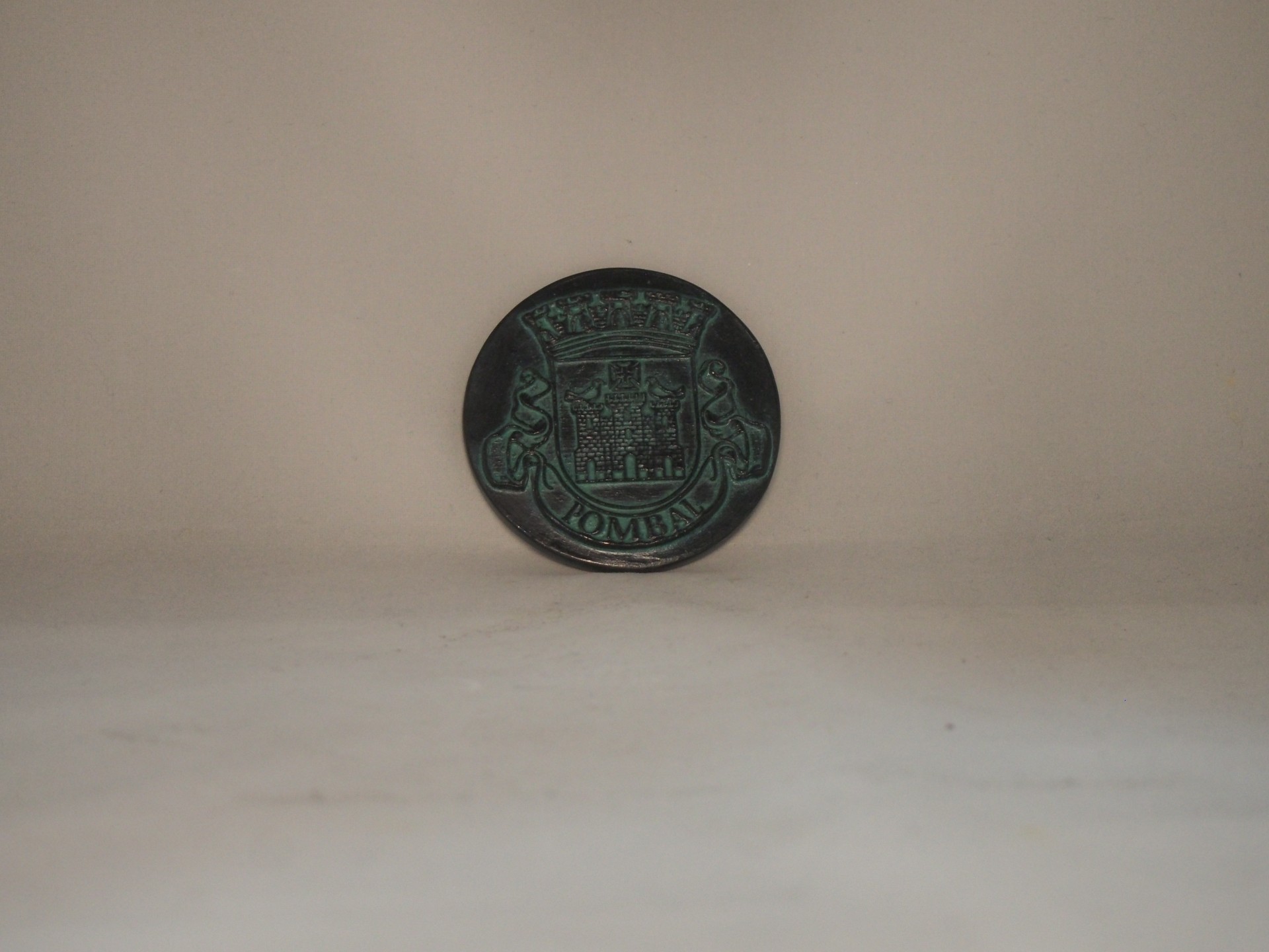 Botão verde escuro com brasão e texto ROMANIA