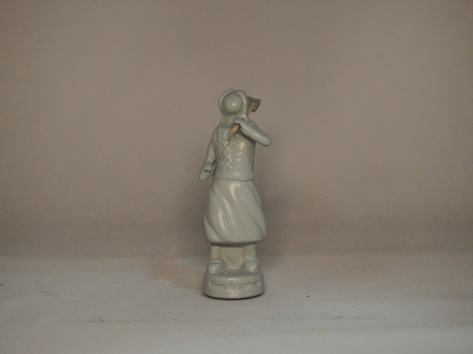 Estatueta de porcelana branca de figura humana com chapéu