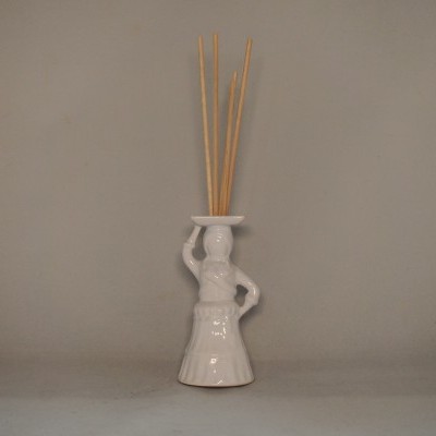 Difusor de aromas branco em forma de figura feminina com varetas de bambu