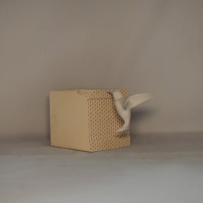 Caixa decorativa de cartão com pássaro branco