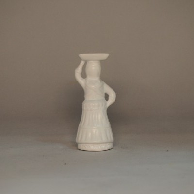 Figurine em cerâmica branca de mulher com prato na cabeça