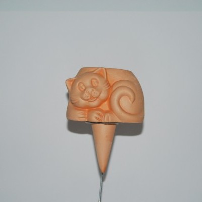 Regador de plástico laranja em forma de gato com fundo branco