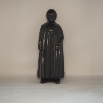 Estátua de personagem com manto preto