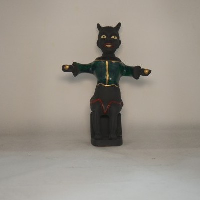 Figura decorativa de gato preto sentado com roupa verde e detalhes dourados