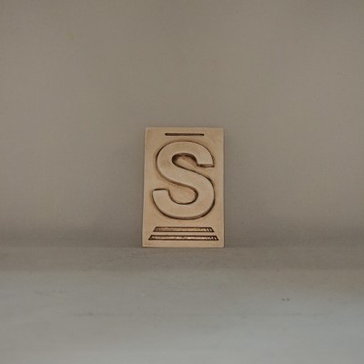 Bloco de madeira com a letra S em relevo