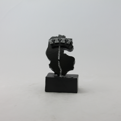 Estatueta preta abstrata com detalhes prateados sobre base preta