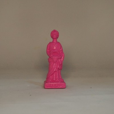 Estatueta pequena rosa de plástico com figura humana em pé