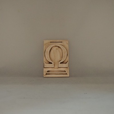 Placa de madeira com relevo do símbolo Ômega