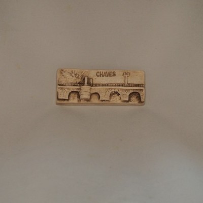 Magnético de cortiça com relevo de aqueduto e inscrição CHAVES