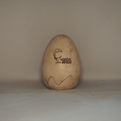 Objeto decorativo em forma de ovo com inscrição Capitel do Sul