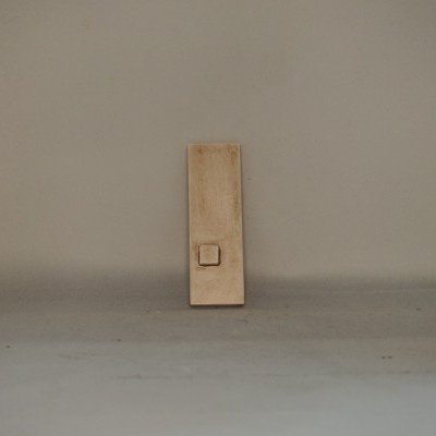 Campainha retangular bege com botão quadrado