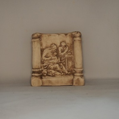 Relevo decorativo quadrado bege com figuras humanas entre colunas