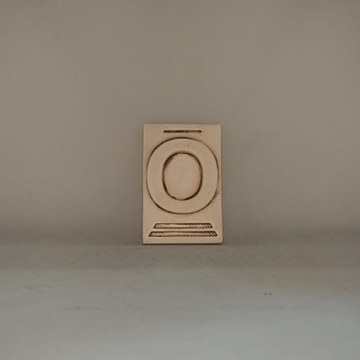 Placa decorativa de pedra com relevo de prato