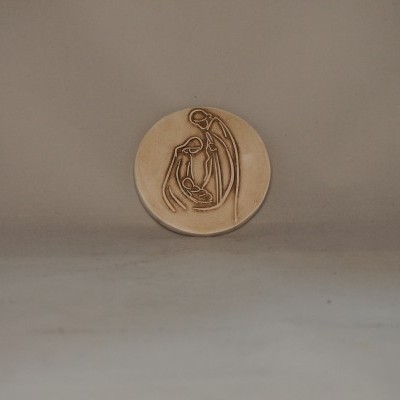 Medalha redonda de metal com relevo de figura feminina e criança