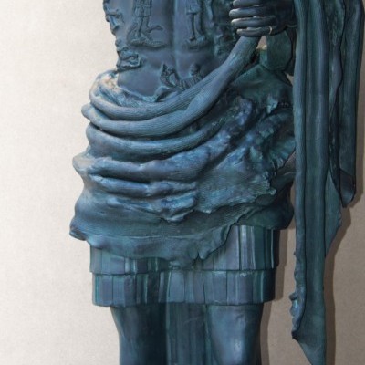 estátua de bronze de guerreiro romano com armadura e toga