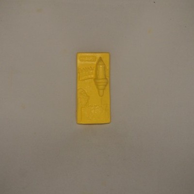 Barra amarela com desenhos em relevo sobre fundo bege