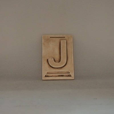 Base de carimbo letra J em madeira clara