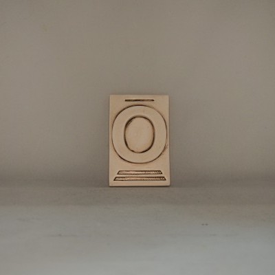 Objeto de cerâmica branco com relevo circular e linhas horizontais