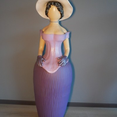 Estatueta de mulher com vestido longo e chapéu branco