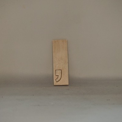 Carimbo de madeira com símbolo de vírgula