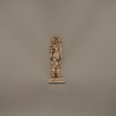 Estátua pequena bege com inscrição CARDADOR e figura estilizada