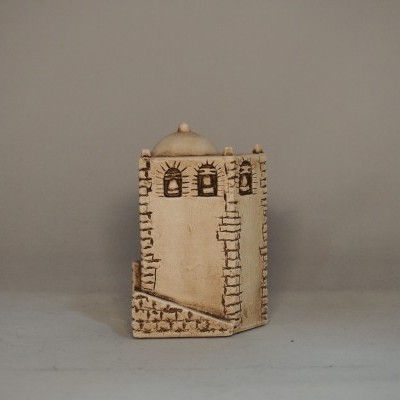 Miniatura de torre em cerâmica castanha clara com detalhes gravados castanhos.