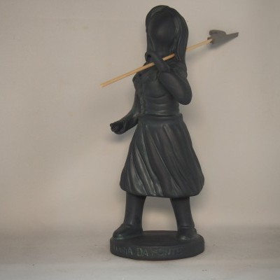 Estátua decorativa preta de figura feminina com flecha dourada